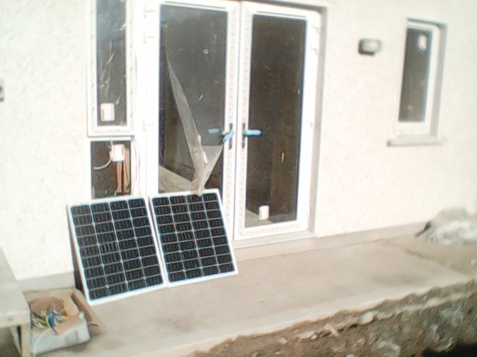 solar panels feeding battery with ca 130W, fan running